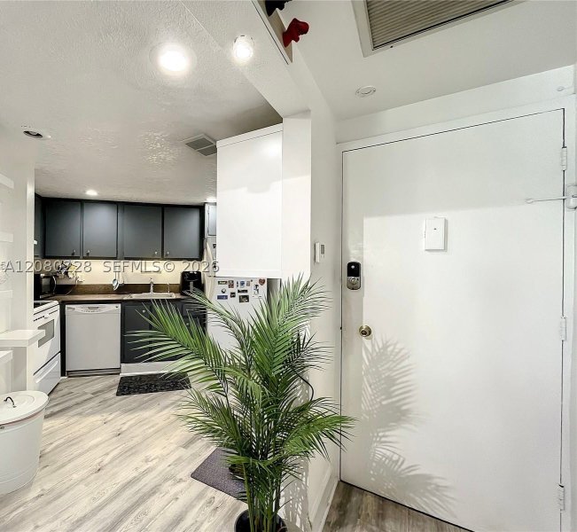 Apartment for rent at Four Ambassadors 1010