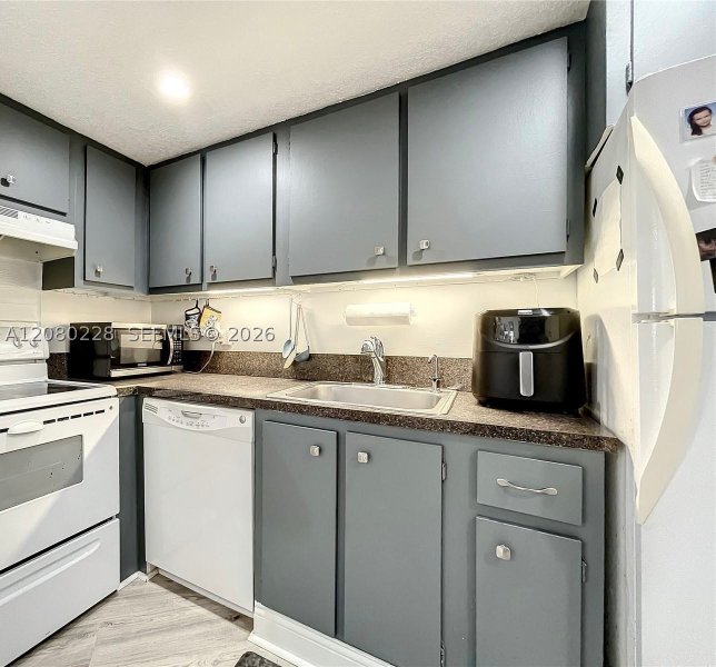 Apartment for rent at Four Ambassadors 1010