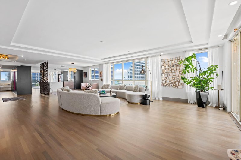 Condo for sale at Alhambra Place 1002