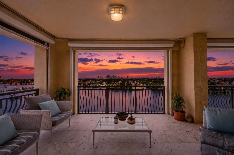 Condo for sale at Alhambra Place 1002