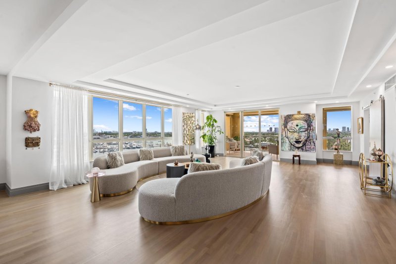 Condo for sale at Alhambra Place 1002