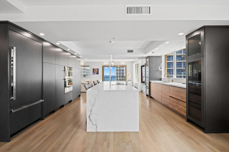 Condo for sale at Alhambra Place 1002