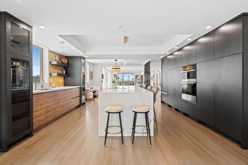 Condo for sale at Alhambra Place 1002