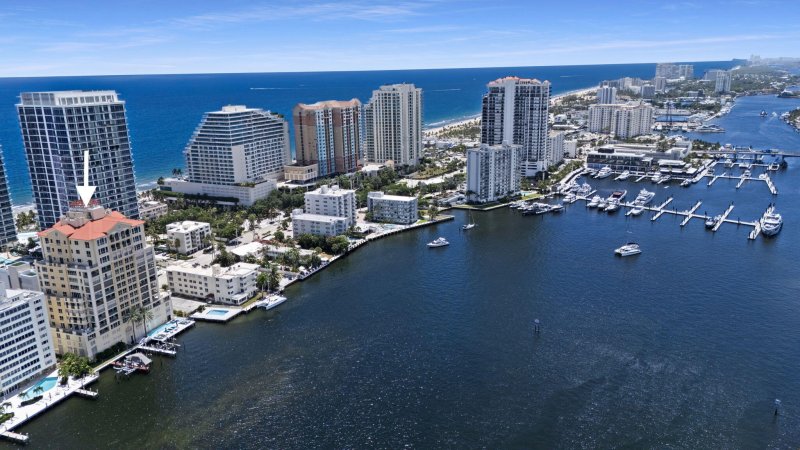 Condo for sale at Alhambra Place 1002