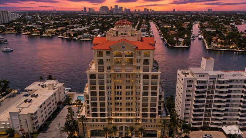 Condo for sale at Alhambra Place 1002