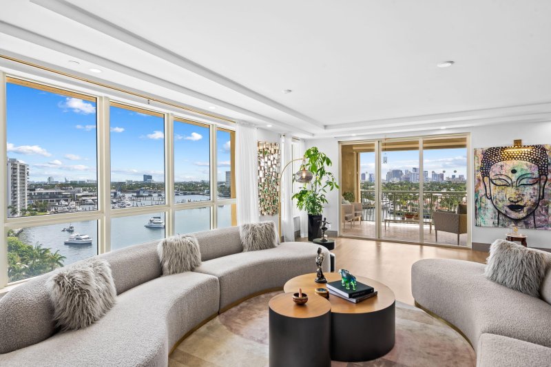 Condo for sale at Alhambra Place 1002