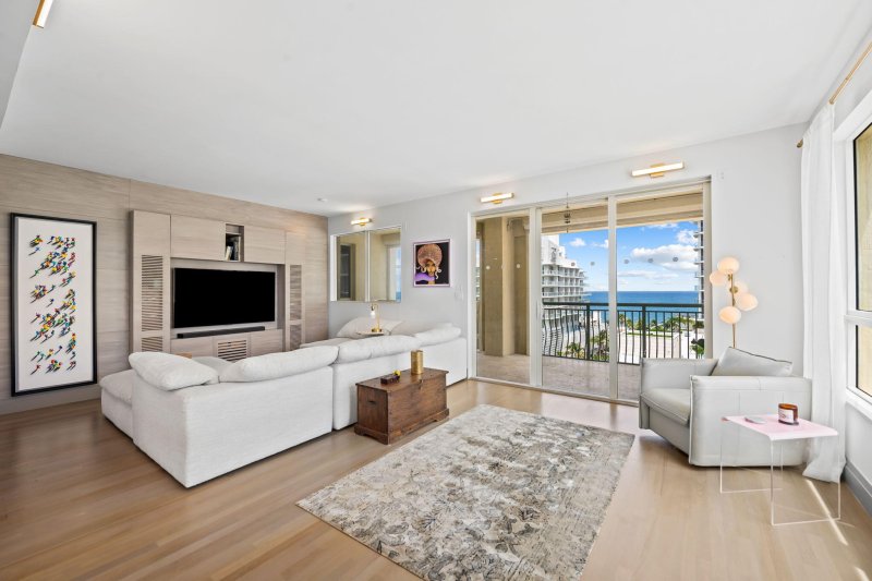 Condo for sale at Alhambra Place 1002