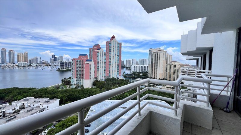 Condo for sale at Parc Central Aventura PH16