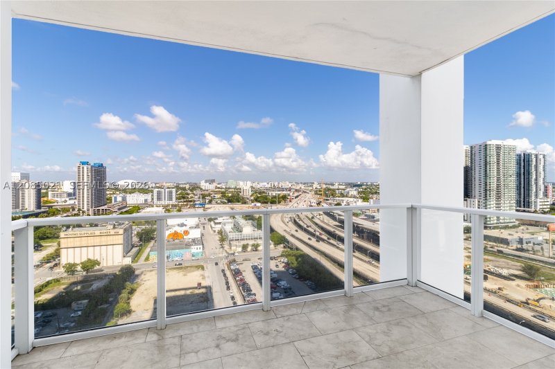 Condo for sale at Ten Museum Park 1806