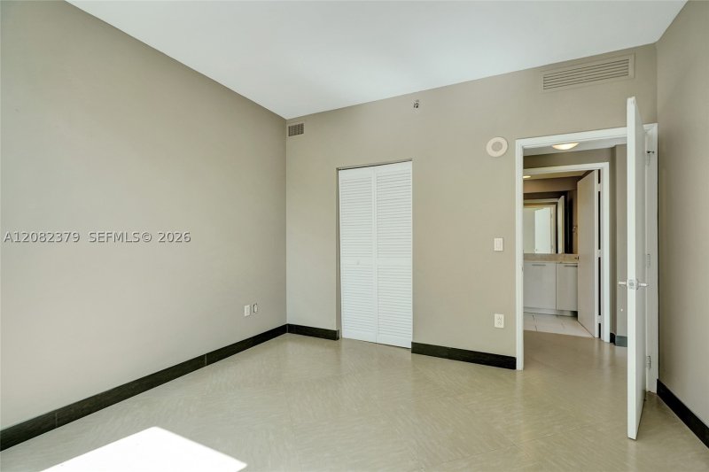 Comprar apartamento en The Plaza Tower II 1106