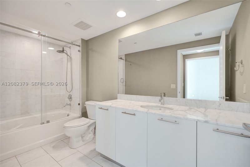 Comprar apartamento en The Plaza Tower II 1106