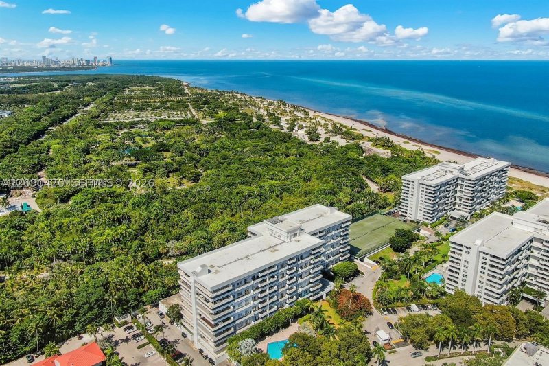 Apartment for rent at Commodore Club West