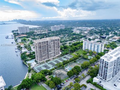 Comprar apartamento no Apeiron at the Jockey Club 6B