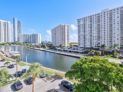 Aluguel de apartamento no Coastal Towers 523