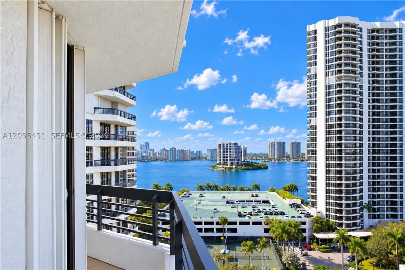 Condo for sale at Mystic Pointe 400 1503
