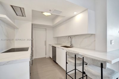 Comprar apartamento no Yacht Club at Portofino 2407