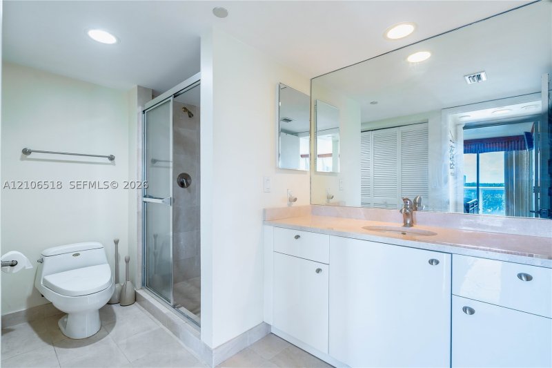Condo for sale at Oceania 5 554