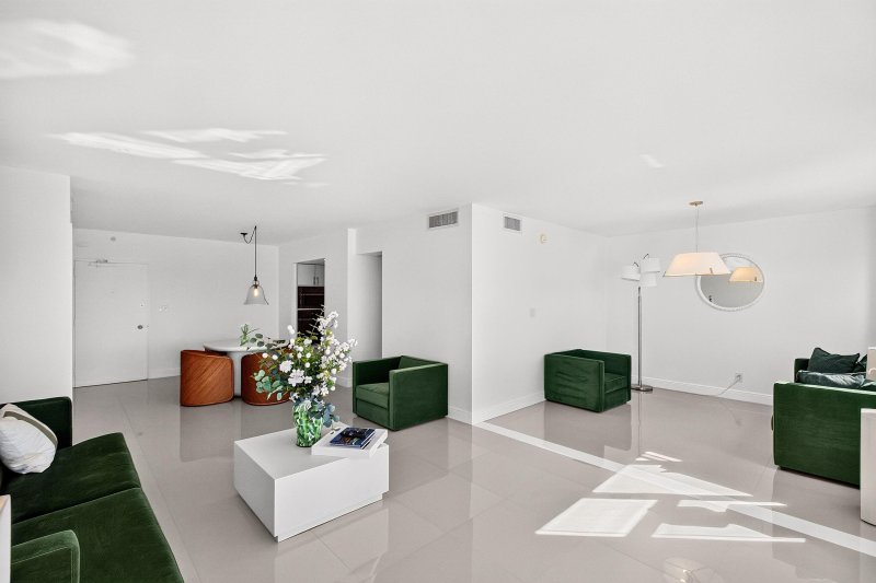 Condo for sale at 5600 Collins 6M