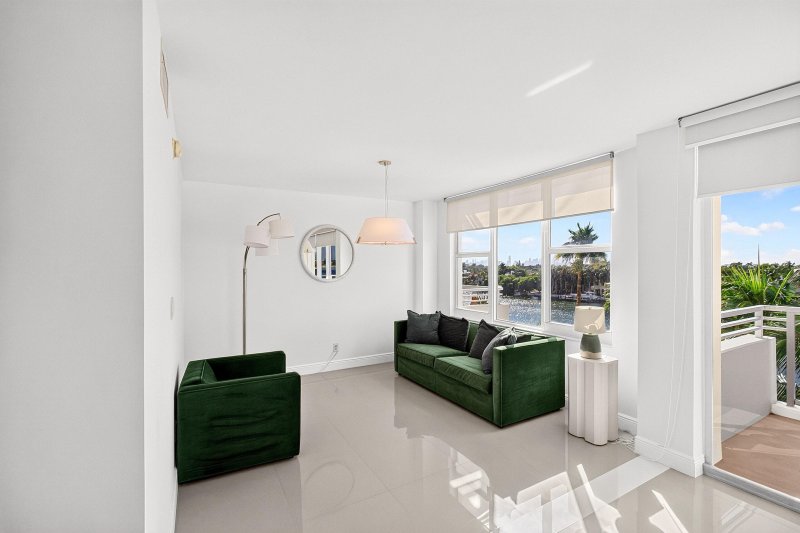 Condo for sale at 5600 Collins 6M