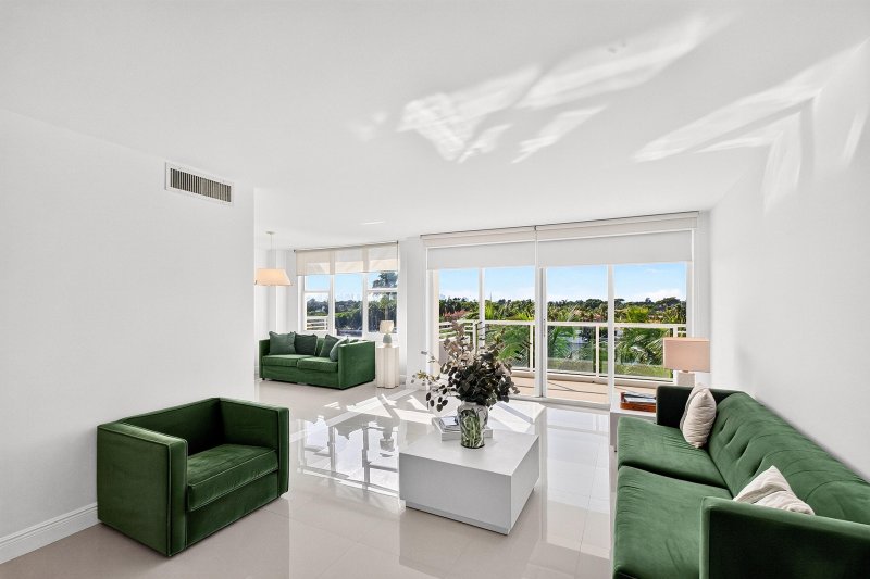 Condo for sale at 5600 Collins 6M
