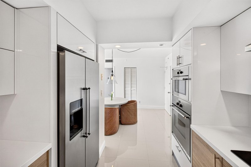 Condo for sale at 5600 Collins 6M