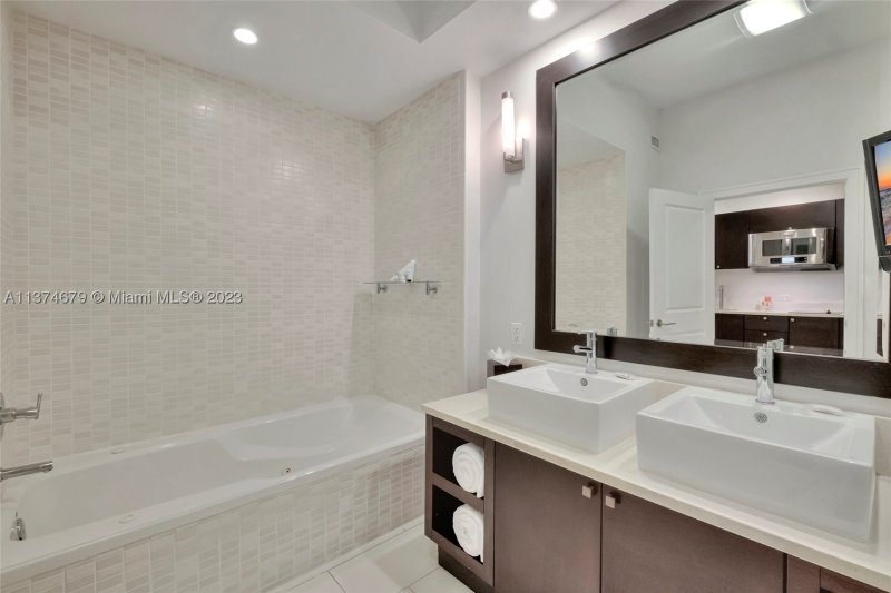Condo for sale at The Blue Doral 606