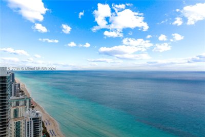 Comprar apartamento no Beach Club Two UP5010
