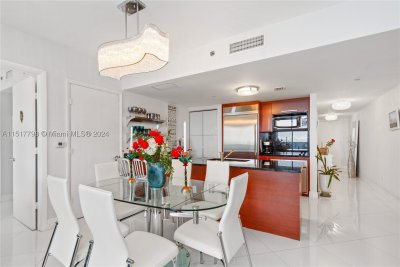Comprar apartamento no Beach Club Two UP5010