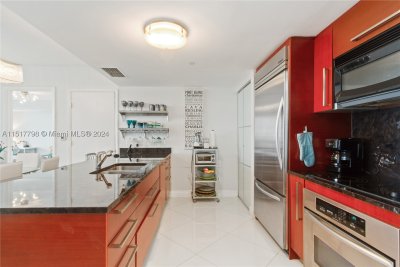 Comprar apartamento no Beach Club Two UP5010