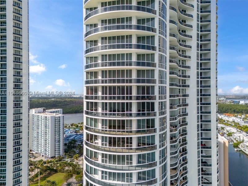 Comprar apartamento no Trump Tower Two 2801
