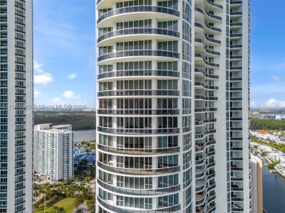 Comprar apartamento no Trump Tower Two 2801