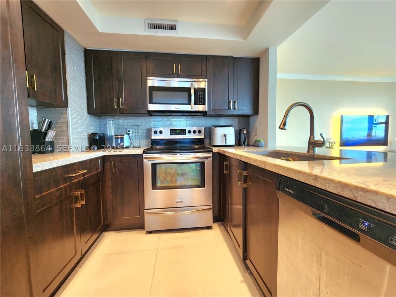 Apartment for rent at Alexander Towers 1105