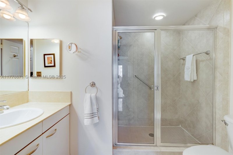 Apartment for rent at 2080 Ocean Drive PH9