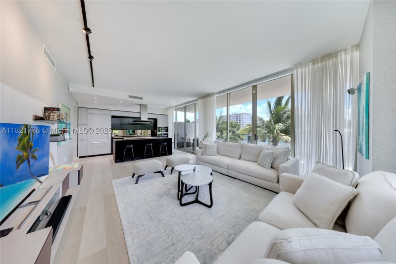Condo for sale at Three Hundred Collins 3D