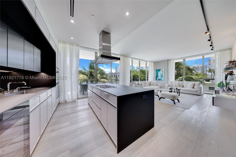 Condo for sale at Three Hundred Collins 3D