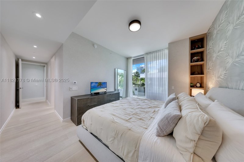 Condo for sale at Three Hundred Collins 3D