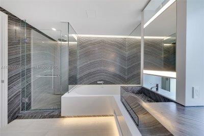 Comprar apartamento no Three Hundred Collins 3D