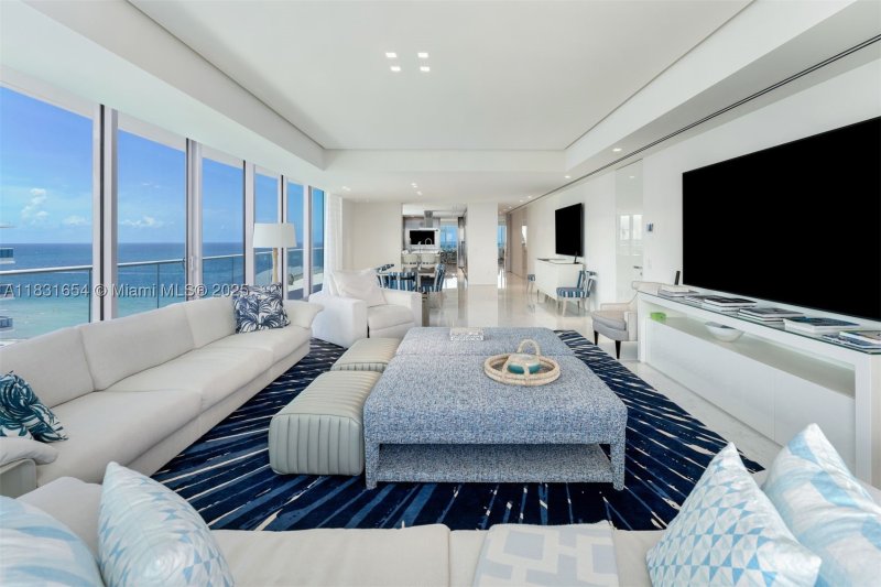 Condo for sale at FENDI Chateau Residences 1101