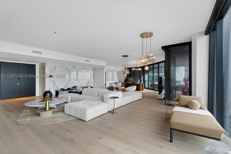 Comprar apartamento en One Thousand Museum 2402