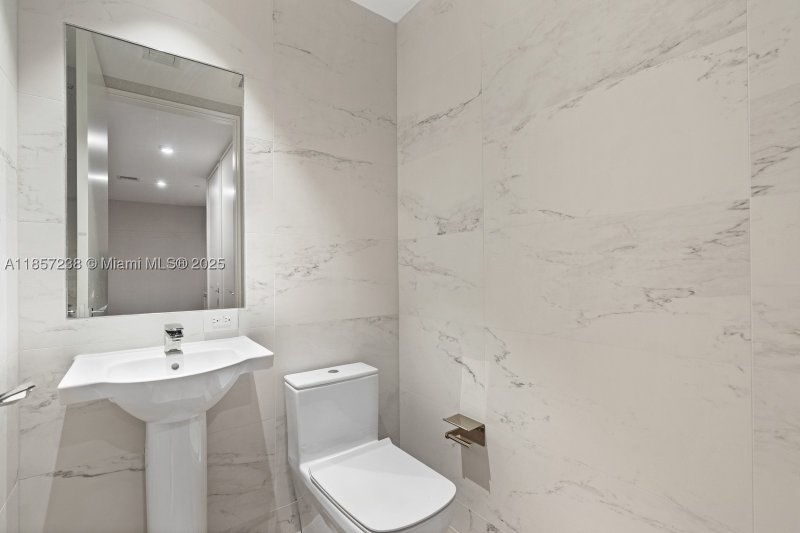 Comprar apartamento en One Thousand Museum 2402