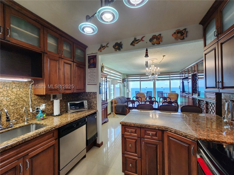 Apartment for rent at Alexander Towers 1006