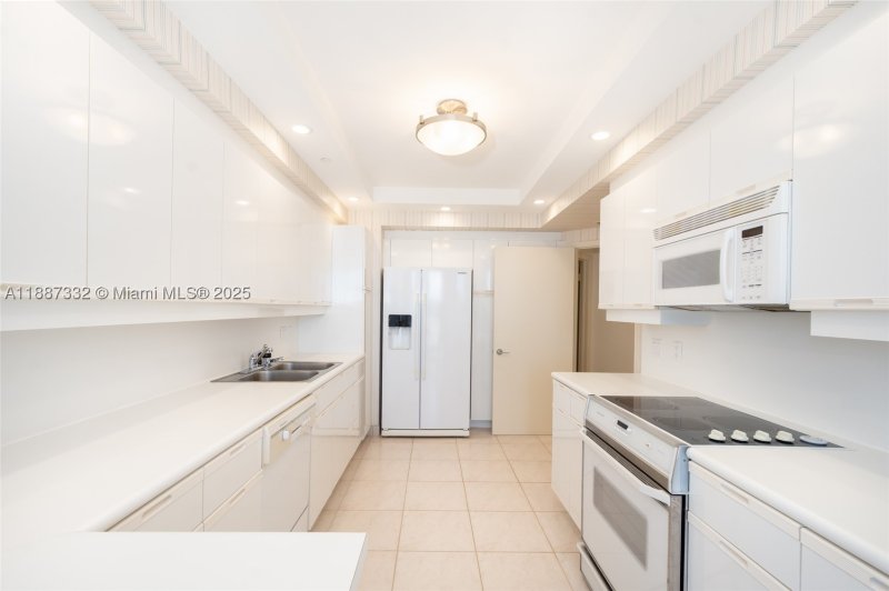 Condo for sale at 2000 Williams Island 1002