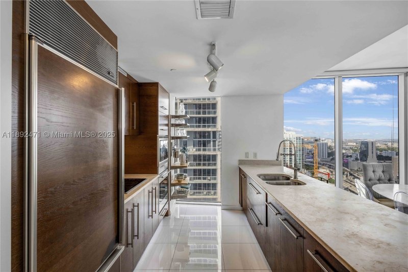 Condo for sale at Icon Brickell Tower I 4015