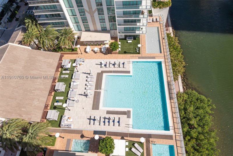 Comprar apartamento en Parque Towers at St. Tropez 5-1908