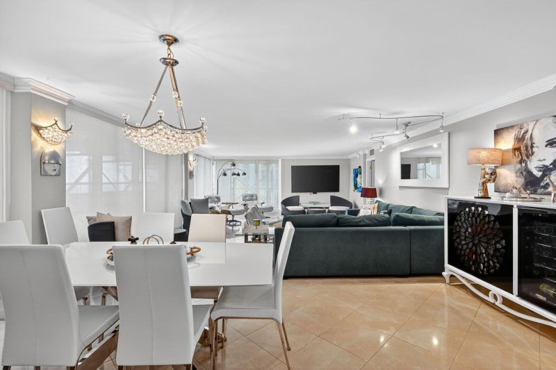 Condo for sale at Plaza South 20-A