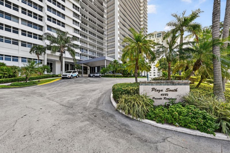 Condo for sale at Plaza South 20-A