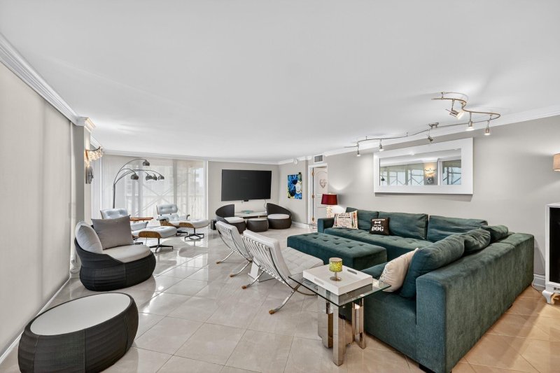 Condo for sale at Plaza South 20-A