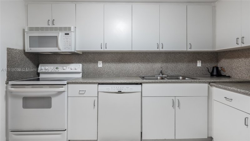 Comprar apartamento no Surfside Palms 103