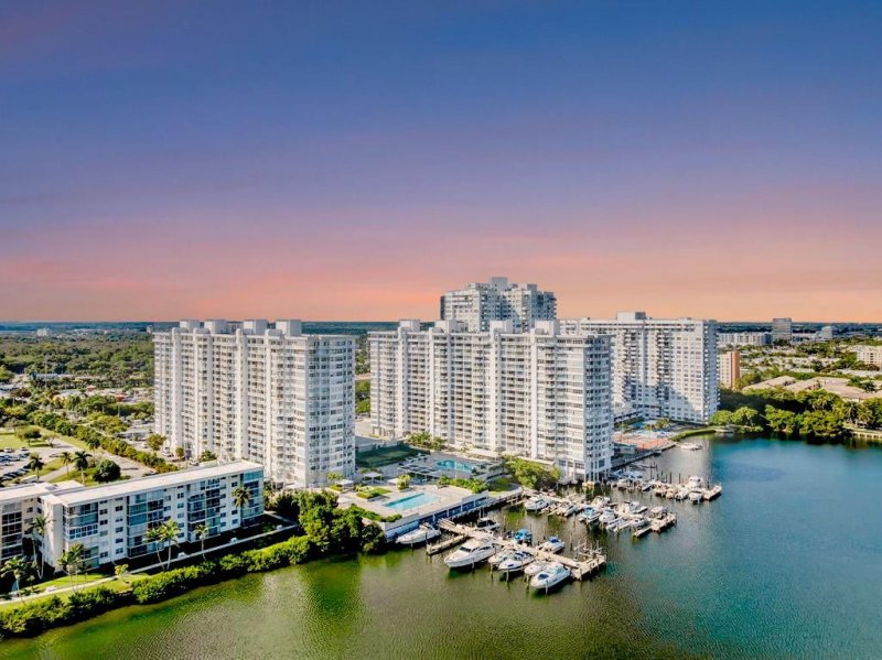 Condo for sale at Del Prado South Tower 1104