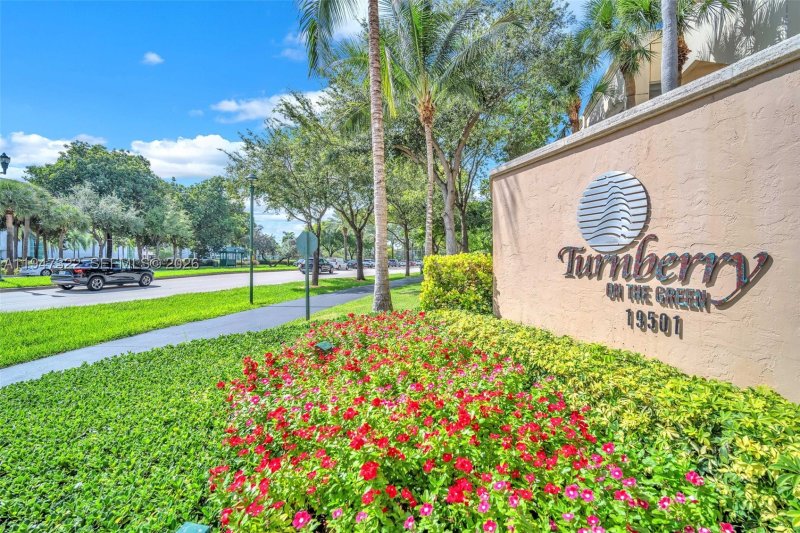 Condo for sale at Turnberry On The Green 505
